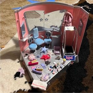 Bratz stylin salon n spa with accessories